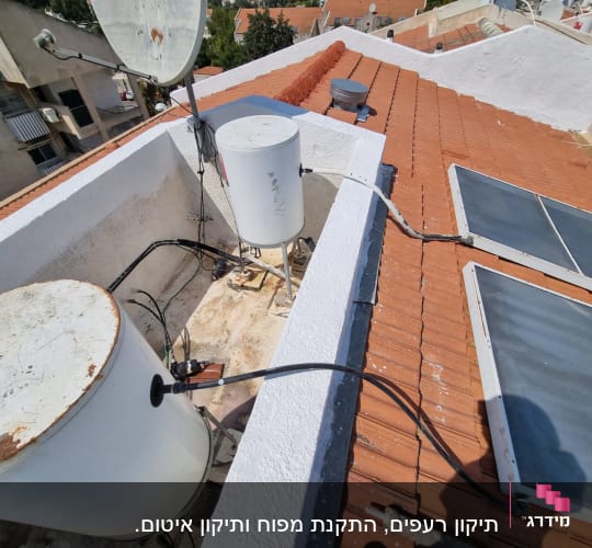 דודי שמש וקולטים על גג רעפים אדום